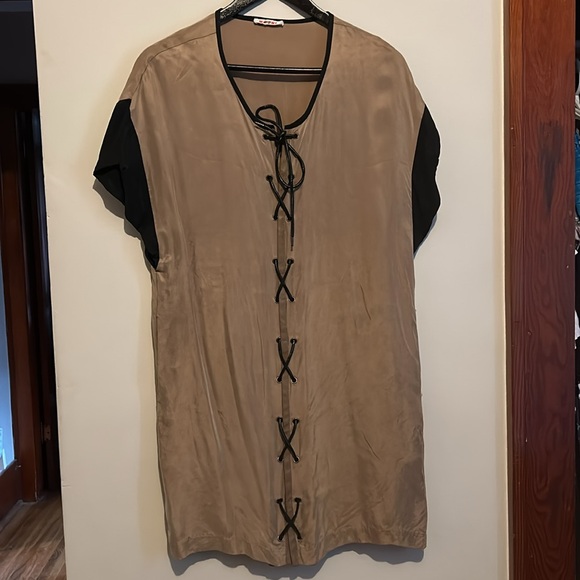 Beautiful silk and lamb skin Marni dress in tan and black. - Picture 9 of 9